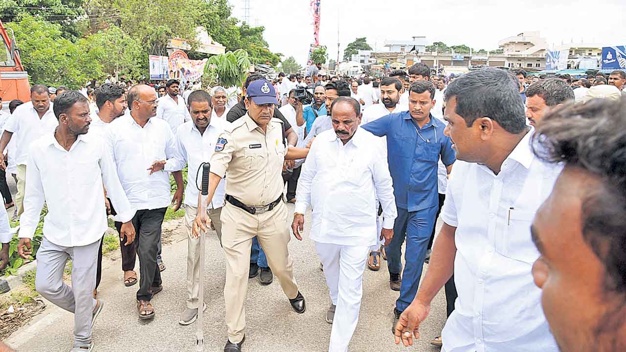 షాబాద్లో హత్య బాధితుల ధర్నా, ఎమ్మెల్యే తరచీ