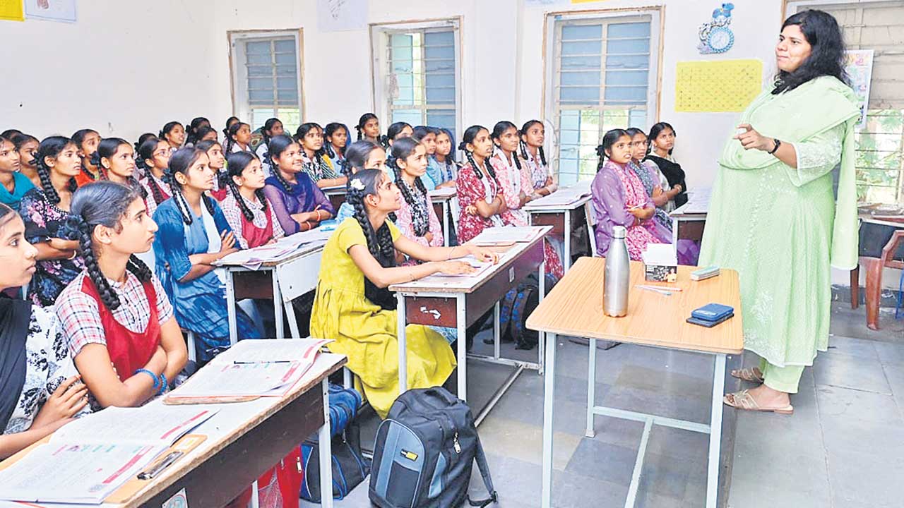 రెంజల్లో పాఠశాల పరిసరాలు పిచ్చి మొక్కలతో నిండాయి