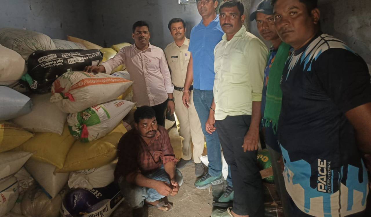 పెద్దపల్లి, మంచిర్యాల జిల్లాల్లో 80 క్వింటాళ్ల రేషన్ బియ్యం పట్టివేత