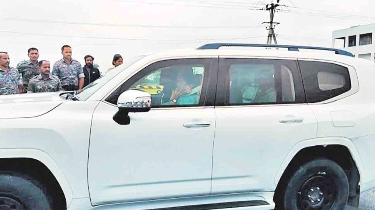 కేటీఆర్ కాన్వాయ్ నిలిపివేతలో సీతక్క చిక్కుకున్నారు