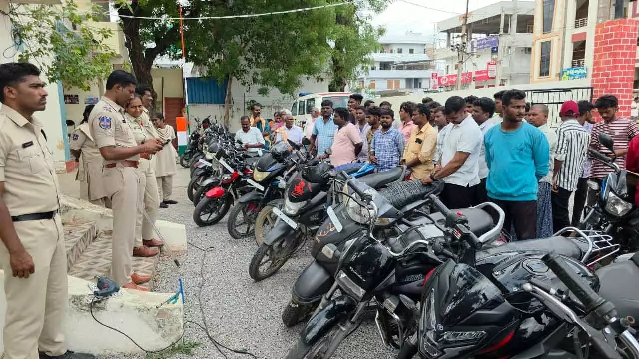 70+ వాహనాలు నంబర్ ప్లేట్లు లేకపోవడం: పెబ్బైర్ పోలీసుల చర్య