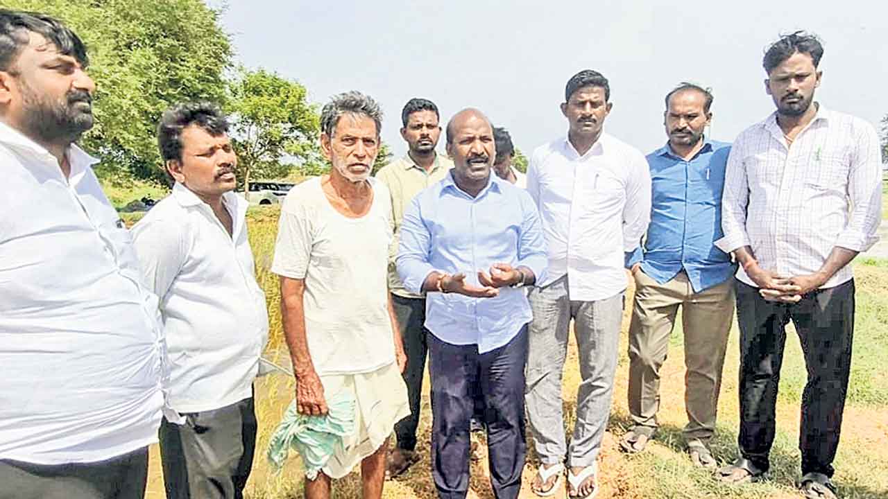 రికార్డుల్లో 18 గంటలు, పొలాల్లో 8 గంటలే: చిరుమర్తి ధ్వజం