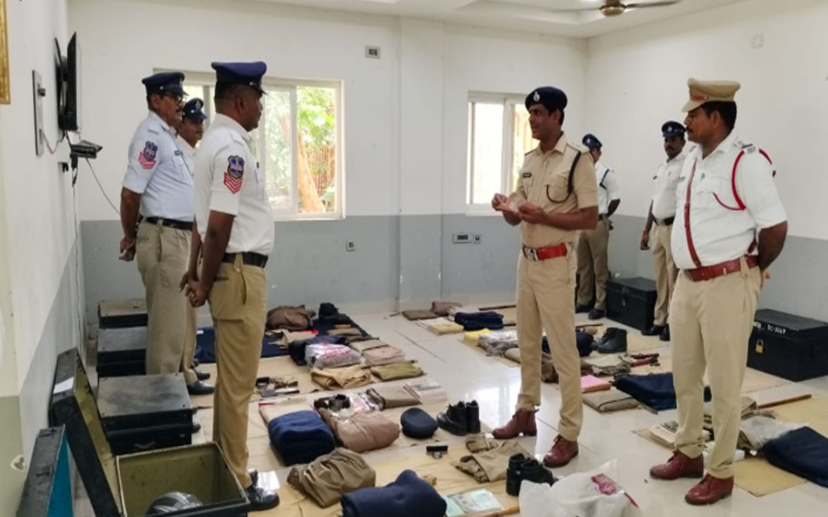 భద్రాచలం ట్రాఫిక్ పోలీస్ స్టేషన్లో డీఎస్పీ అరుణ్ కుమార్ వార్షిక తనిఖీ