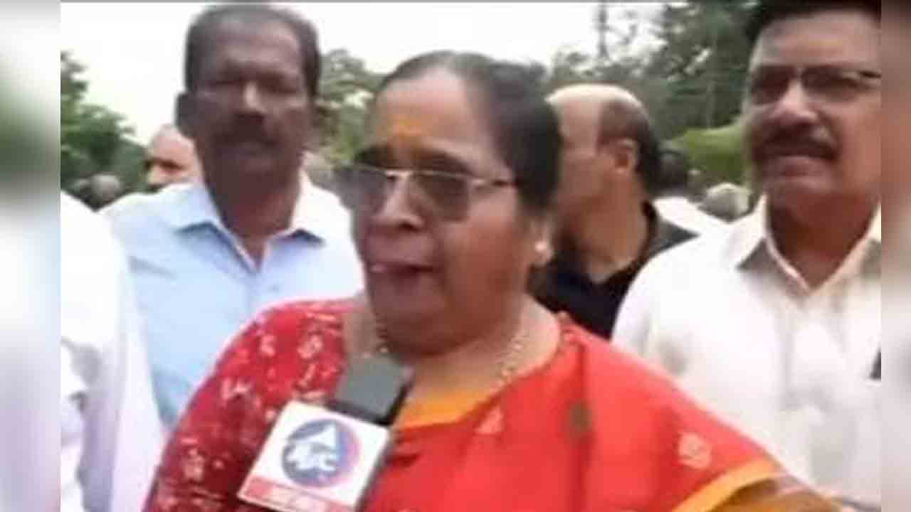 భట్టి భార్యపై కమీషన్ ఆరోపణలు.. సోషల్ మీడియాలో వీడియో వైరల్!
