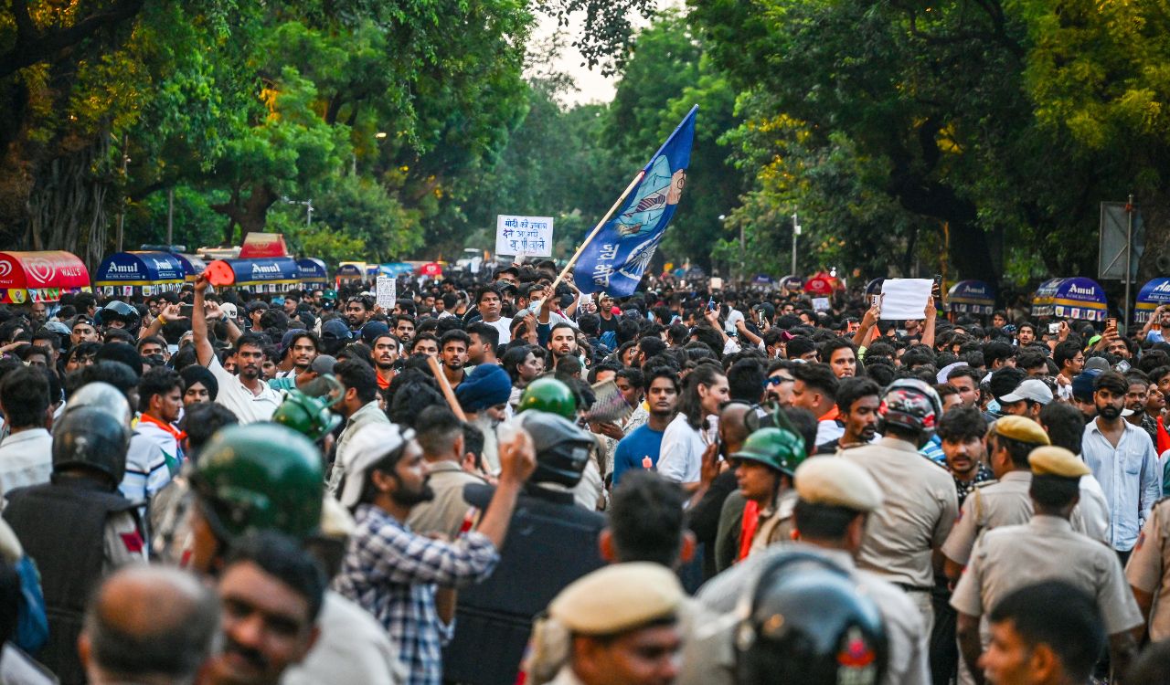 ఢిల్లీ నిరసనల్లో గాయపడిన వ్యక్తి డిశ్చార్జ్: పెల్లెట్ గన్ వాడకంపై వివాదం