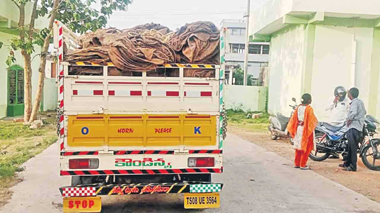చేర్యాల్లో గన్నీ బ్యాగుల రాబట్టు