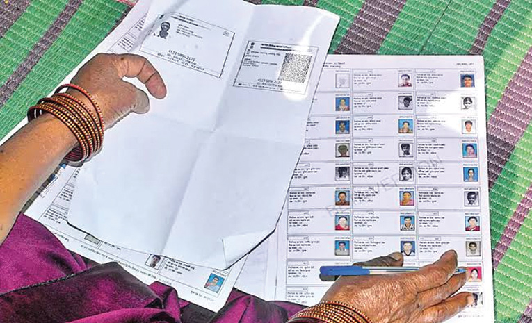 హైదరాబాద్లో ఓటర్ల నోటీసుల పంపిణీలో గందరగోళం