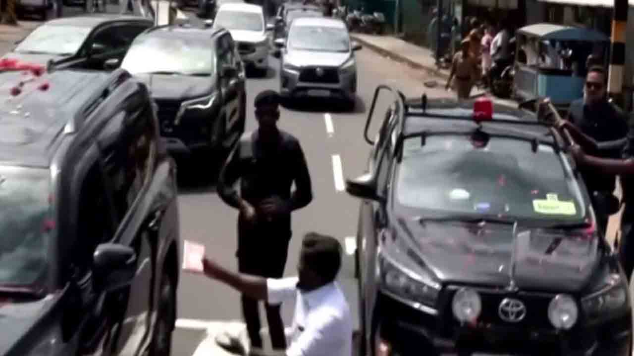 కరూర్లో సీఎం విజయ్ కాన్వాయ్ భద్రతా లోపం