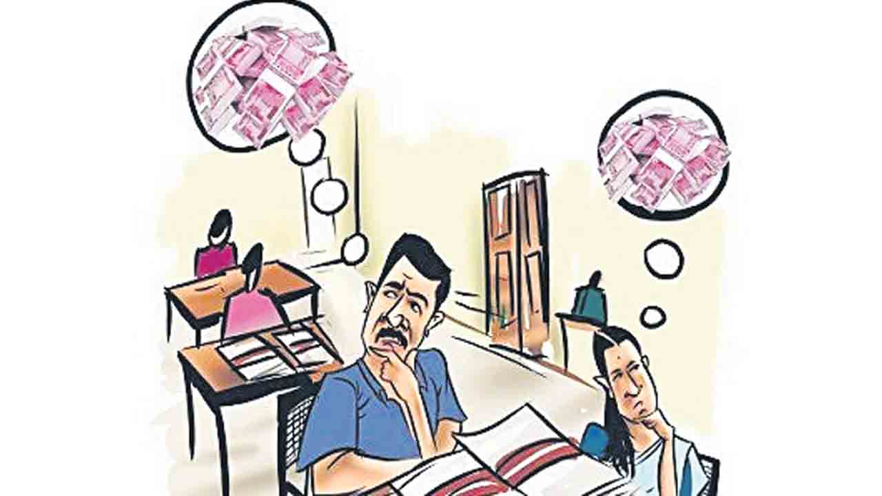 జీపీ కంప్యూటర్ ఆపరేటర్ల వేతనాల్లో రూ.9,368 కోత