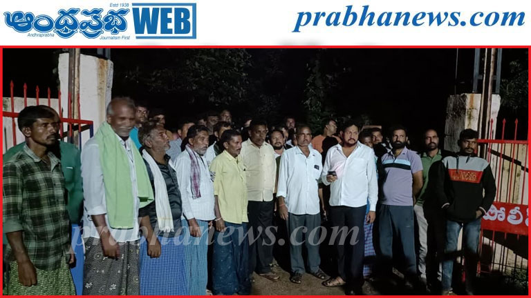 కడెం ఎఫ్ఆర్ఓపై గిరిజన రైతుల ఫిర్యాదు: కులం పేరుతో దూషణ