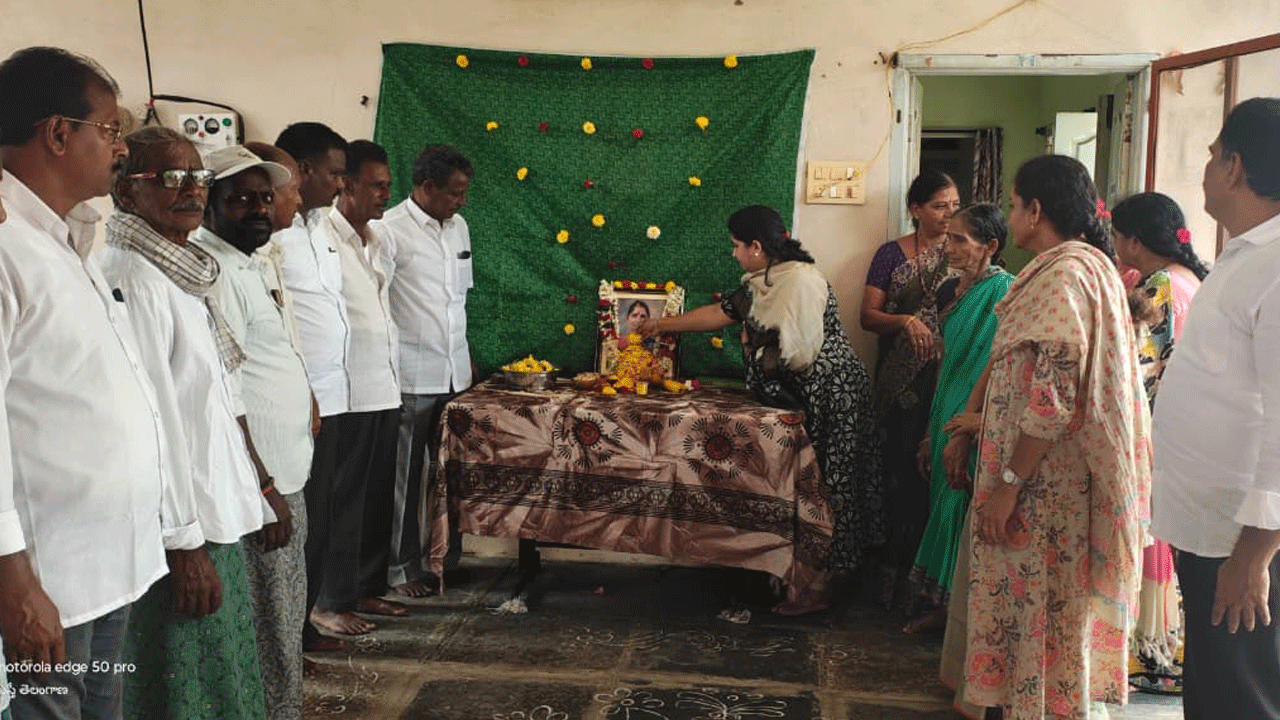 ఖమ్మం జిల్లాలో మృతి చెందిన మహిళా రైతుకు మాజీ ఎమ్మెల్యే నివాళి