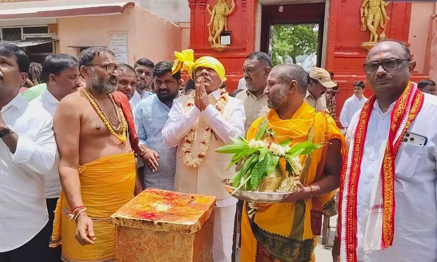 కొండగట్టు అంజన్న సన్నిధిలో ఎస్సీ, ఎస్టీ కమిషన్ చైర్మన్ బక్కి వెంకటయ్య