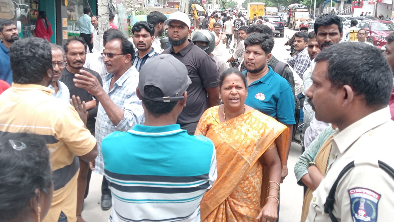 కొండాపూర్: ఫుట్పాత్ ఆక్రమణల తొలగింపులో ఉద్రిక్తత