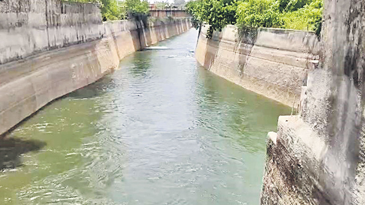 నాగార్జున సాగర్ వద్ద ఏపీ, తెలంగాణ అధికారుల మధ్య జల వివాదం