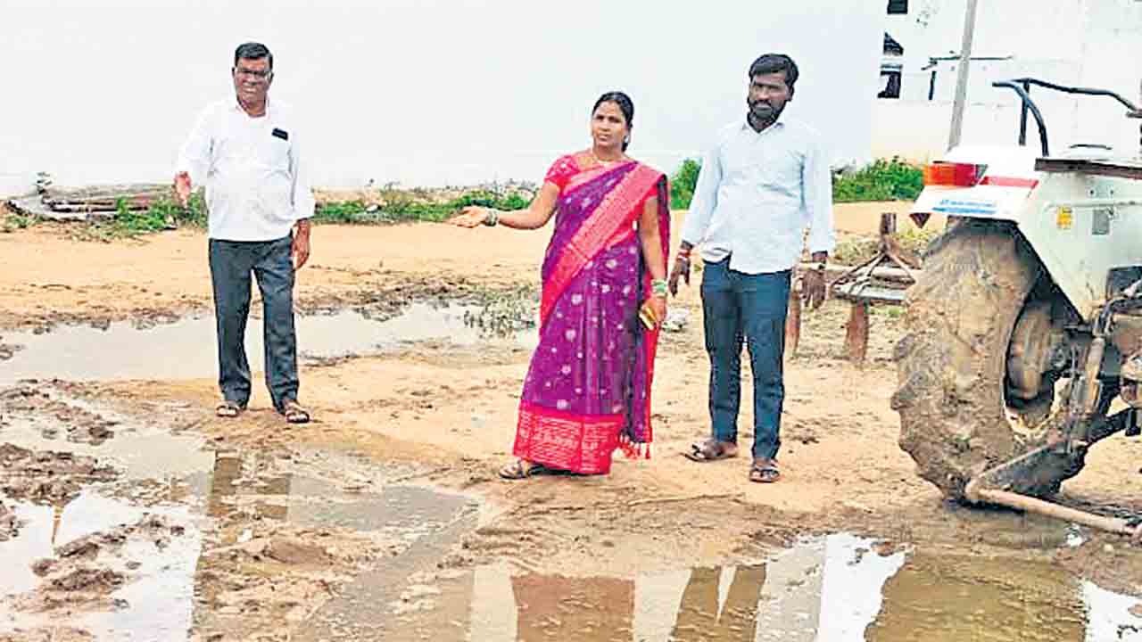 నాగర్కర్నూల్: మట్టి కొట్టనివ్వడం లేదని సర్పంచ్ రమాదేవి ఆవేదన