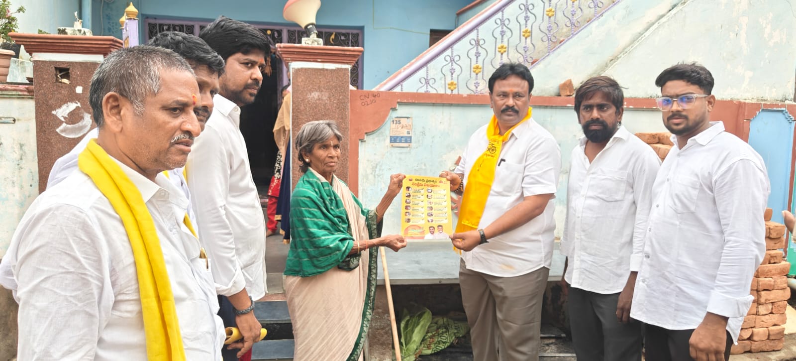 నందికొట్కూరులో ఎమ్మెల్యే గిత్త జయసూర్య డోర్ టు డోర్ పర్యటన