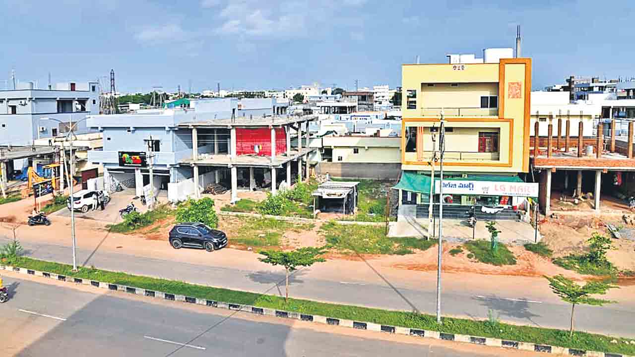 నిషేధిత భూముల జాబితాలో పట్టా భూములు: అధికారుల తప్పిదాలపై విమర్శలు