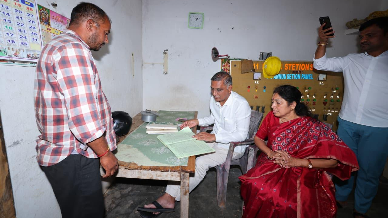 రైతులకు 12 గంటల కరెంటేనా? రేవంత్ సర్కార్పై హరీశ్రావు ఫైర్