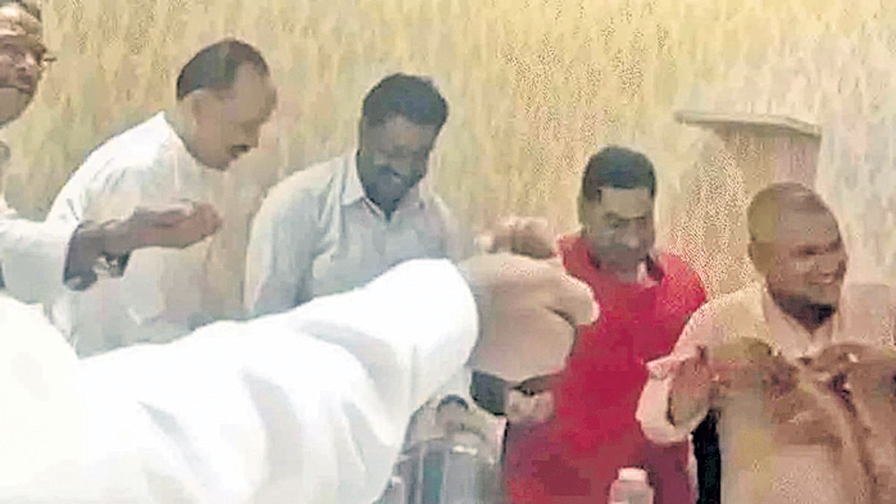 షాజహాన్పూర్లో లంచాల పంపకంపై కౌన్సిలర్ల ప్రమాణం