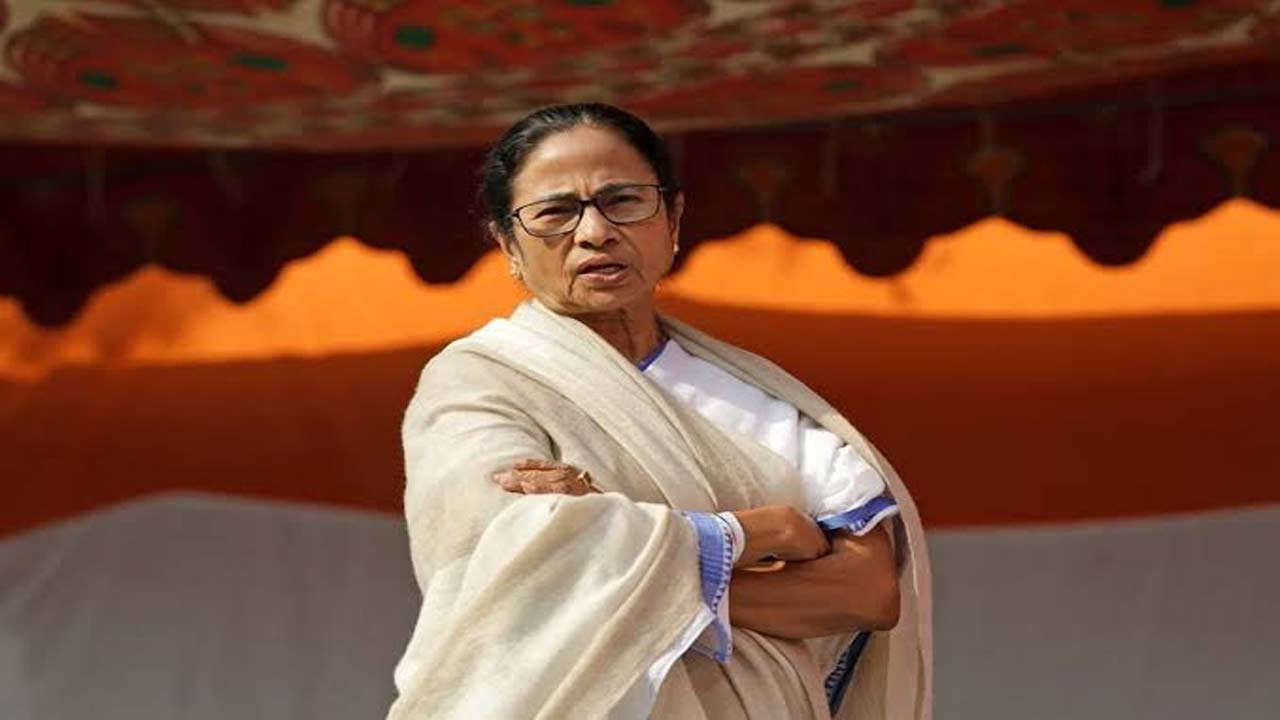 ఎన్నికల సంఘం మమతాకు 4 రోజుల్లో వివరణ కోరింది