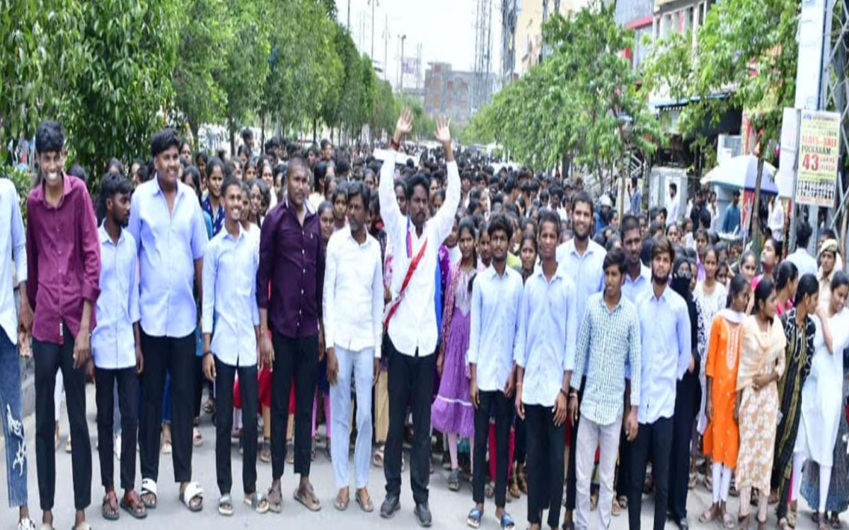 విద్యార్థుల ఫీజు బకాయిలు రూ.10 వేల కోట్లు విడుదల చేయాలి: బీసీ సంఘం