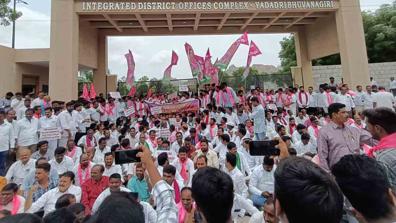 బీఆర్ఎస్ మహాధర్నా: యాదాద్రి కలెక్టరేట్ ఎదురుది నీటి డిమాండ్