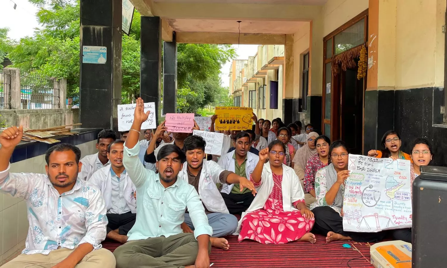 వరంగల్: 20 రోజులుగా ఆయుష్ విద్యార్థుల నిరవధిక సమ్మె
