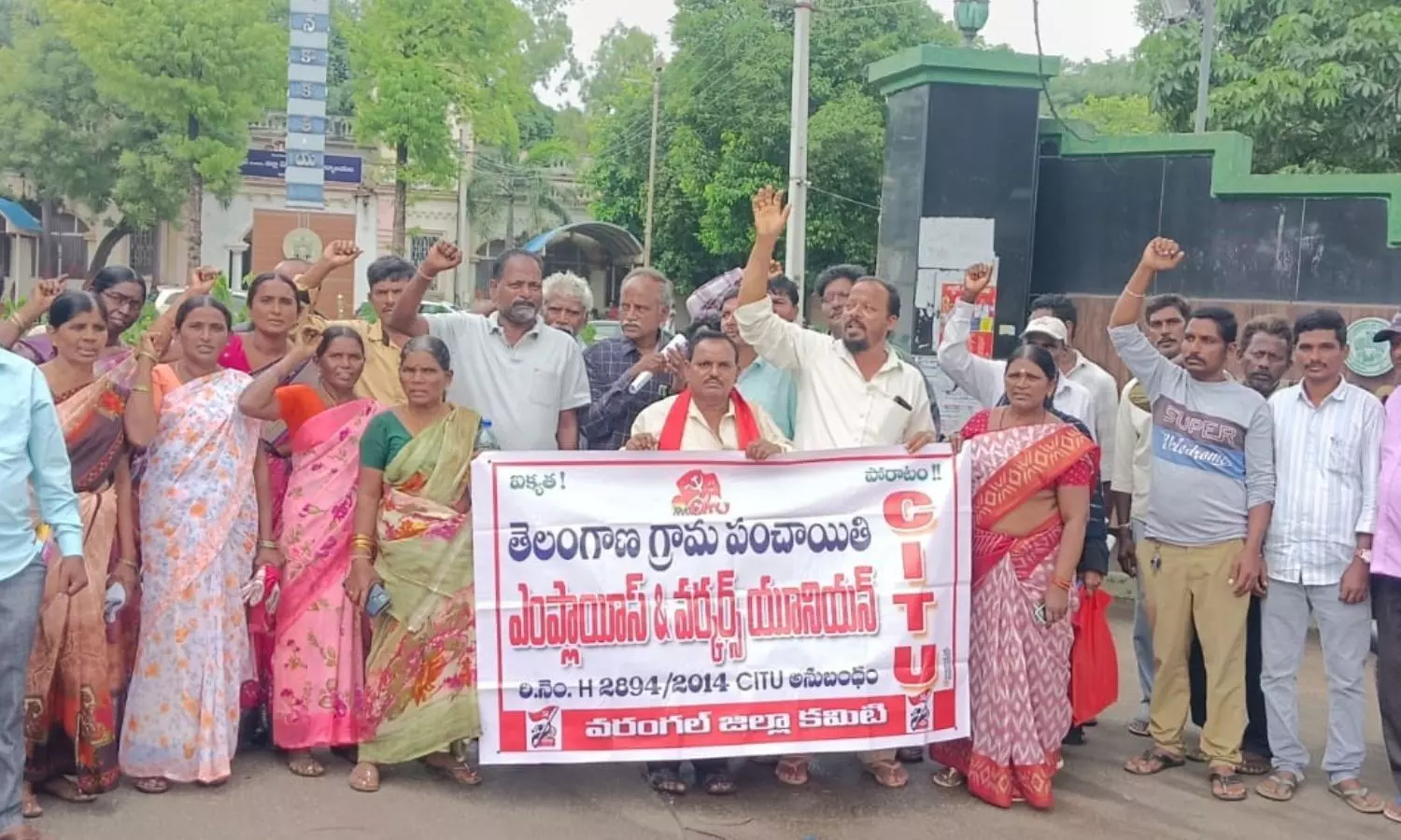 వరంగల్ కలెక్టరేట్ వద్ద గ్రామ పంచాయతీ కార్మికుల ఆందోళన