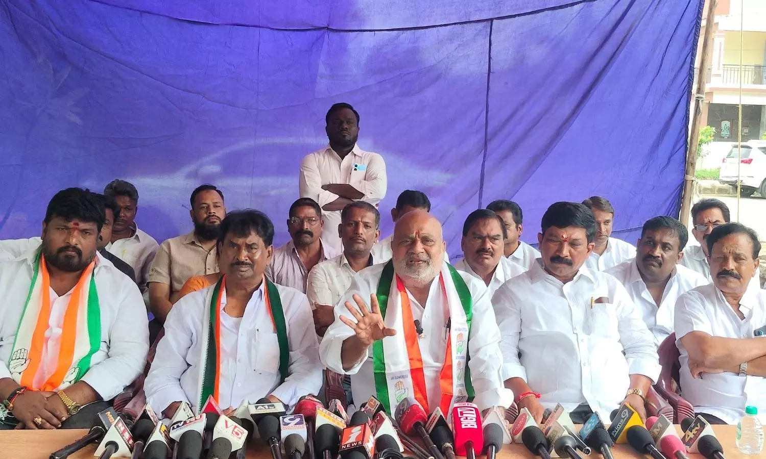 వరంగల్ తూర్పు కాంగ్రెస్ నేతల డిమాండ్: కొండ దంపతులు క్షమాపణ చెప్పాలి
