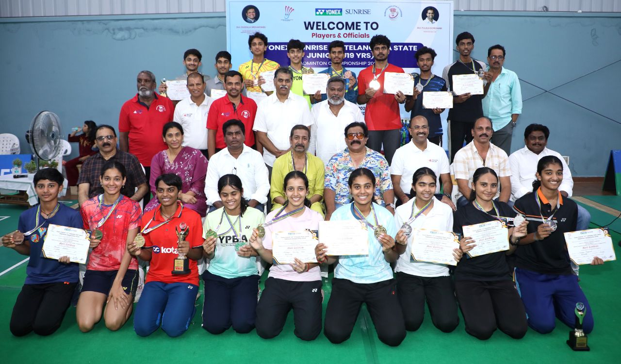 అఖిల్, అవ్నీ టైటిల్స్ సాధించారు