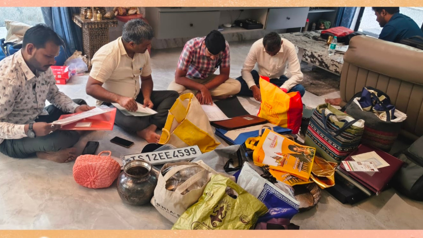 డిఎస్పీ బీమ్ రెడ్డి ఇల్లు సెర్చ్: 43 లక్షల నగదు, బంగారం, భూములు